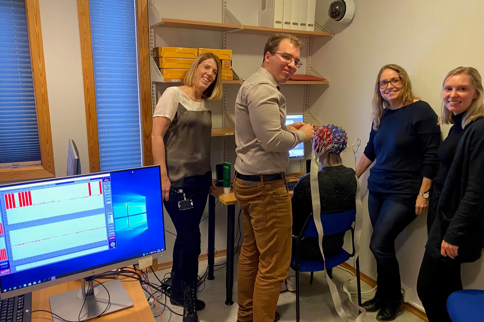Nevropsykologisk forskningsgruppe tester ut nye teorier. Her påsettes elektroder på testperson